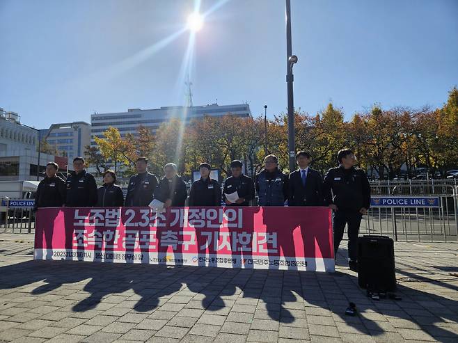 전국민주노동조합총연맹과 한국노동조합총연맹 등이 13일 서울 용산 대통령실 앞 기자회견에서 윤석열 대통령에게 '노란봉투법'(노동조합 및 노동관계조정법 2·3조 개정안)의 조속한 공포를 촉구하고 있다. ⓒ연합뉴스