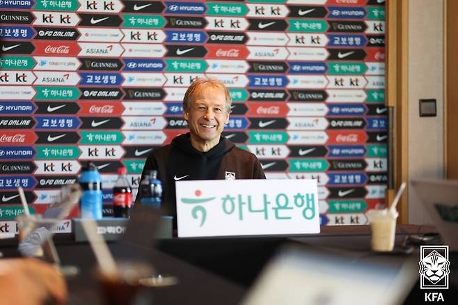 위르겐 클린스만 한국 남자축구대표팀 감독이 13일 서울 여의도 콘래드호텔에서 열린 기자회견에서 취재진의 질문에 답하고 있다.  대한축구협회 제공