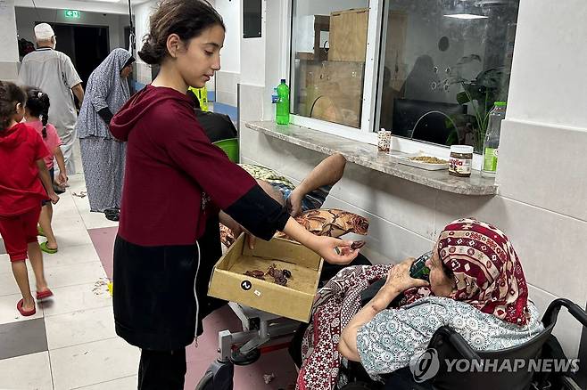 가자지구 최대 의료기관인 알시파 병원에서 치료중인 팔레스타인주민들 [AFP 연합뉴스 자료사진. 재판매 및 DB 금지]