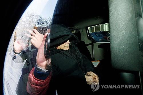 유죄 평결후 토론토 법원을 떠나는 니가드 [토론토 AP=연합뉴스]