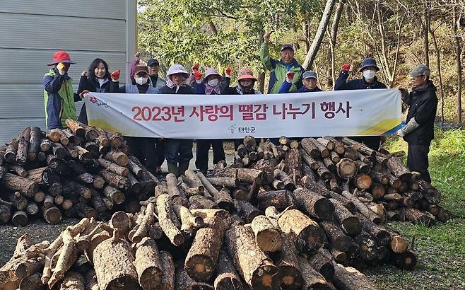 태안군, 숲가꾸기 부산물 4.5t 취약계층 11가구 땔감으로 전달 [태안군 제공. 재판매 및 DB 금지]