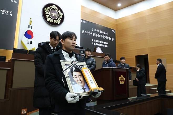 고(故) 박환희 서울시의회 운영위원장 의회장 엄수 (서울=연합뉴스) 지난 10일 세상을 떠난 박환희 서울시의회 운영위원장(국민의힘)의 영결식이 13일 시의회 본관 중앙홀에서 엄수됐다. 2023.11.13 [서울시의회 제공. 재판매 및 DB 금지]