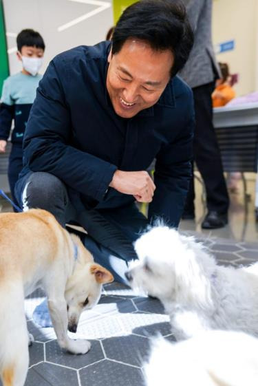 서울동물복지지원센터 동대문 개소식에 참석한 오세훈 서울시장 (서울=연합뉴스) 오세훈 서울시장은 13일 오후 2시 서울 동북권의 동물보호와 복지 정책의 거점이 될 '서울동물복지지원센터 동대문'(동대문구 무학로 201) 개소식 현장을 방문했다. 2023.11.13 [오세훈 시장 페이스북 캡처. 재판매 및 DB 금지]