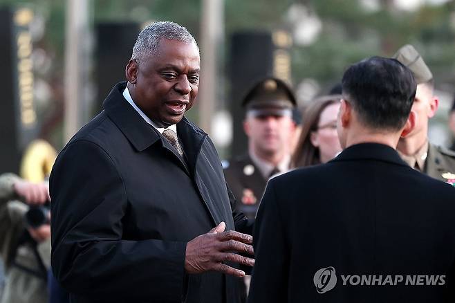 한미 재향군인 인사 나누는 오스틴 미 국방장관 (서울=연합뉴스) 방한한 로이드 오스틴 미국 국방부 장관이 12일 오후 서울 용산구 전쟁기념관 평화의 광장에서 한미 재향군인들을 만나 인사를 나누고 있다. 2023.11.12 [사진공동취재단] photo@yna.co.kr