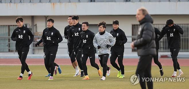 러닝으로 몸 푸는 한국 선수들 (서울=연합뉴스) 김인철 기자 = 한국 축구대표팀이 13일 서울 양천구 목동운동장에서 2026 국제축구연맹(FIFA) 북중미 월드컵 아시아 2차 예선 1차전 싱가포르와 경기를 앞두고 훈련을 하고 있다. 2023.11.13 yatoya@yna.co.kr