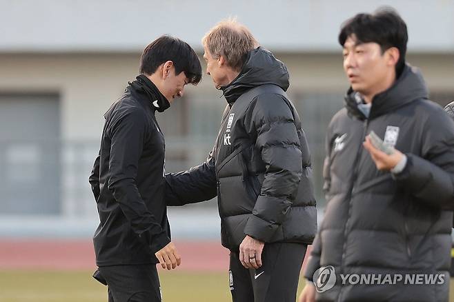 인사하는 클린스만 감독과 황인범 (서울=연합뉴스) 김인철 기자 = 위르겐 클린스만 한국 축구대표팀 감독과 황인범이 13일 서울 양천구 목동운동장에서 2026 국제축구연맹(FIFA) 북중미 월드컵 아시아 2차 예선 1차전 싱가포르와 경기를 앞두고 열린 훈련에서 인사하고 있다. 2023.11.13 yatoya@yna.co.kr