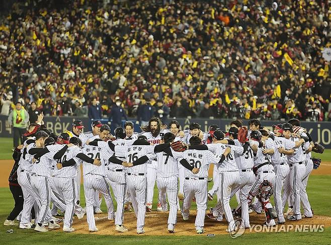 LG 트윈스, 29년 만의 한국시리즈 우승 (서울=연합뉴스) 박동주 기자 = 13일 서울 잠실야구장에서 열린 2023 KBO 한국시리즈 5차전 kt wiz와 LG 트윈스의 경기.
kt에 승리하며 한국시리즈 우승을 확정한 LG 선수들이 기뻐하고 있다. 2023.11.13 pdj6635@yna.co.kr