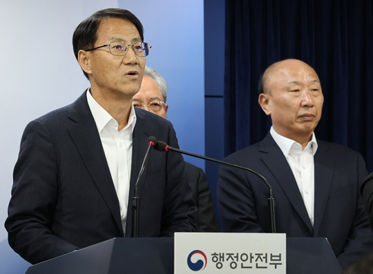 김성렬 새마을금고 경영혁신자문위원장이 14일 서울 종로구 정부서울청사에서 새마을금고 경영혁신안 관련 합동 브리핑을 하고 있다. (사진출처:뉴시스)