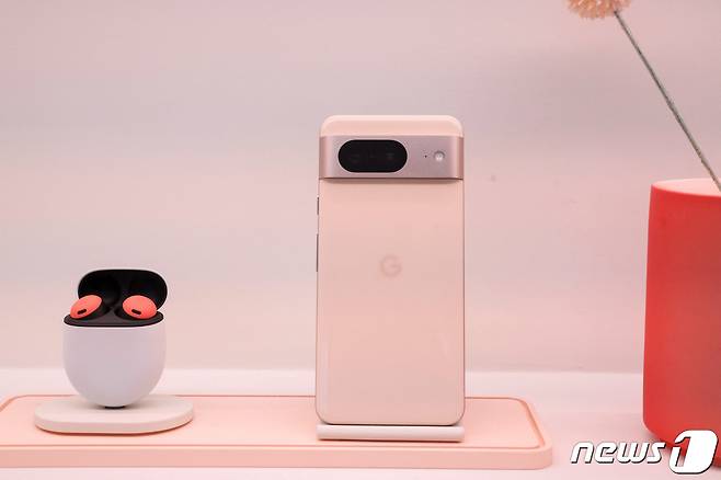 10월 4일(현지시간) 구글이 새 스마트폰 픽셀8 시리즈를 선보였다. 2023.10.04/ ⓒ 로이터=뉴스1 ⓒ News1 문혜원 기자