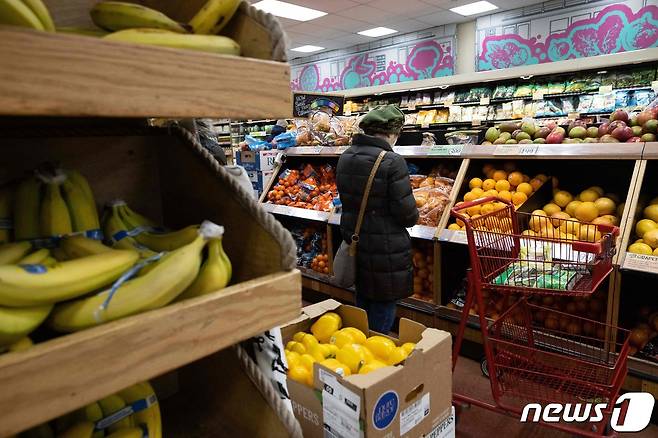 미국 뉴욕의 한 슈퍼마켓에서 물건을 고르는 사람의 모습. 22.12.14 ⓒ AFP=뉴스1 ⓒ News1 김예슬 기자