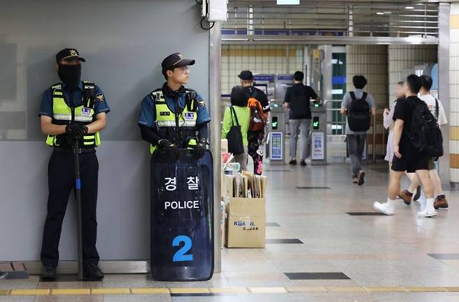 지난 8월 4일 오전 경기도 성남시 분당구 서현역 주변에 경찰이 배치돼 있다. [이미지출처=연합뉴스]