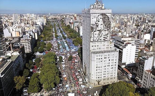한때 선진국이던 아르헨티나는 만성적인 극심한 인플레이션과 경제난을 겪고 있다. 일례로 2020년 개정 시행된 ‘임대차법’으로 인해 월세 물량이 자취를 감춰 2023년 6월 월세 상승률(전년 대비 145%)이 물가 상승률(120%)을 넘었다. 사진은 2023년 5월 18일(현지 시각) 수도 부에노스아이레스에서 노동자들과 시민들이 정부의 경제 정책에 반대하고 임금 인상을 요구하는 시위를 하는 모습. 건물 외벽의 대형 얼굴 그림은 ‘에비타’로 더 잘 알려진 에바 페론(1919~1952) 전 대통령 부인/AP연합뉴스
