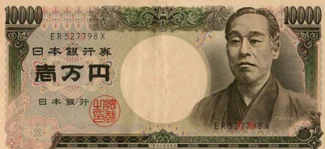 2023년 현재 일본 1만엔권 지폐에 새겨져 있는 후쿠자와 유키치. 적극적인 근대화론자로 게이오대학을 세운 그가 서양을 돌아보고 1866년에 낸 책 <서양사정(西洋事情)>은 단번에 20만부가 팔렸다.  그가 1872년 첫편을 출간한 <학문의 권유(学問のすゝめ)>는 1800년대에 300만부 이상, 지금까지 400만부 넘게 팔렸다. 19세기 일본 총인구가 3000만명 정도였음을 감안하면, 국민 10명 중 한 명이 구입해 읽은 셈이다. 일본 근대화를 이룬 주역은 '책 읽는 국민'이었다.