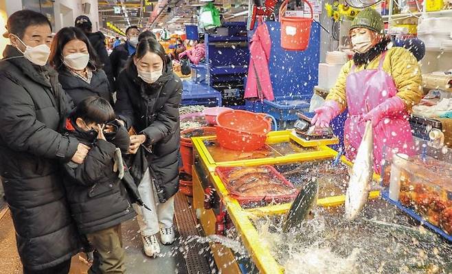 지난 17일 오후 인천 남동구 소래포구 어시장에서 한 상인이 손님들이 고른 활어를 수조에서 꺼내고 있다. 지난 2017년 3월 큰불로 잿더미가 된 소래포구 어시장은 최신식 시설을 갖춘 현대식 어시장으로 변신해 손님을 받고 있다. /박상훈 기자