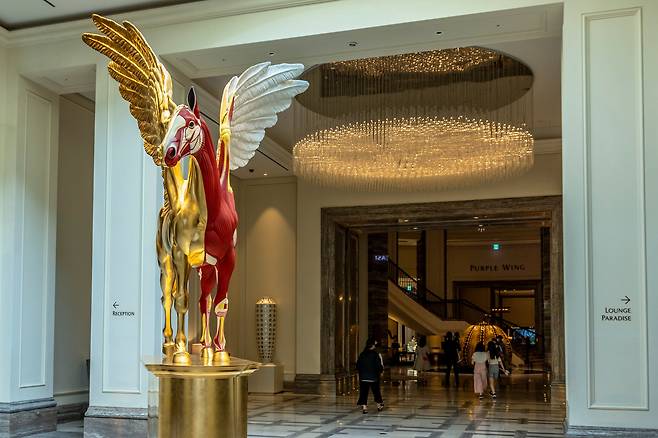 파라다이스시티는 '아트 투어' 명소다. 리조트 안팎을 오가며 국내외 유명 작가들의 작품 3000여 점을 찾아보는 재미가 쏠쏠하다. 로비에 들어서면 데이미언 허스트의 '골든 레전드'가, 그 뒤로 구사마 야요이의 '호박'이 이어진다. / 이신영 영상미디어 기자