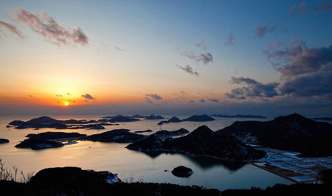 새만금방조제를 신나게 달려 만나는 전북 고군산군도 일몰. / 이경호 영상미디어 기자