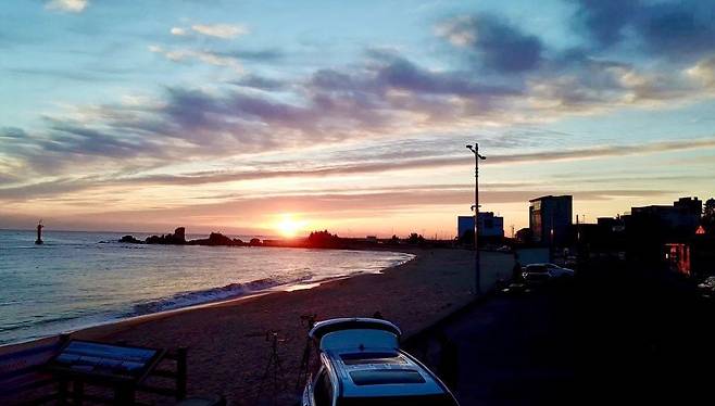 여행작가 홍유진씨는 강원도 고성 공현진해변으로 차박여행을 다녀왔다. 수뭇개바위 너머 해가 떠오르는 것을 차 트렁크를 열고 누워 감상했다. / 홍유진