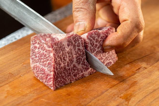 '풀로만목장'에서 풀만 먹여 키운 소의 채끝살. 예상보다는 마블링이 잘 돼 있었다. 질기거나 퍽퍽하다기보다는 단단한 식감으로, 씹을수록 고소한 육즙이 배어 나왔다./ 이신영 영상미디어 기자