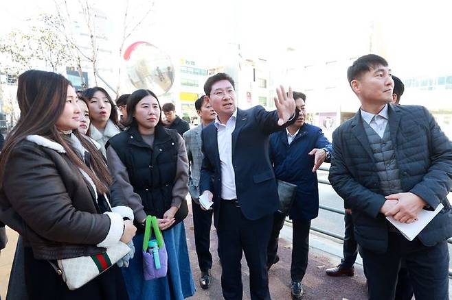 이상일 용인특례시장이 역북초등학교를 찾아 후문 앞 인도의 통학환경을 확인하고 안전 조치를 지시했다.ⓒ