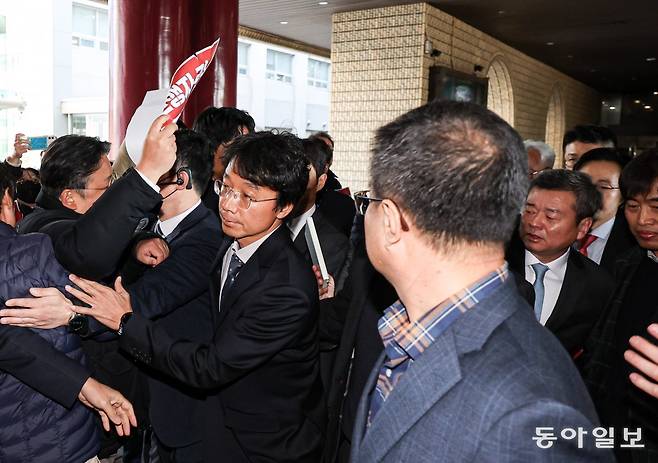 박민 KBS 사장이 14일 오전 대국민 기자회견을 위해 서울 여의도 KBS아트홀로 향하고 있는 가운데 전국언론노동조합 KBS본부 조합원들이 사퇴를 촉구하며 달려들고 있다. 이한결 기자 always@donga.com