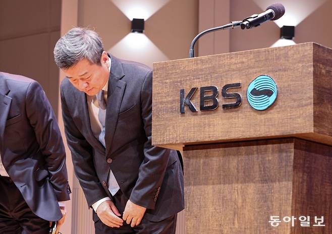 박민 KBS 사장이 14일 오전 서울 여의도 KBS아트홀에서 대국민 기자회견에서 고개를 숙이고 있다. 이한결 기자 always@donga.com