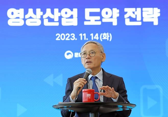 유인촌 문화체육관광부 장관이 14일 서울 서대문구 모두예술극장에서 취임 후 첫 번째 정책으로 ‘영상산업 도약 전략’을 발표하고 있다. (사진=문화체육관광부)