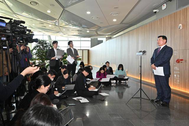 백경현 구리시장이 13일 서울 중구 서울시청에서 오세훈 서울시장과 면담을 마친 후 기자들의 질문에 답하고 있다. 뉴시스