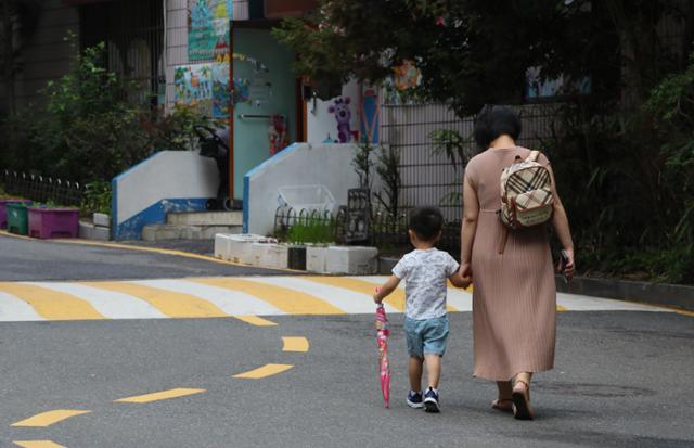 2018년 7월 5일 서울 서대문구 한 아파트단지에서 엄마와 아이가 어린이집으로 향하고 있다. 연합뉴스