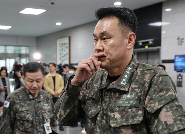 김명수 합동참모본부 의장 후보자가 지난 1일 서울 용산구 국방부 별관에 마련된 사무실에 출근하며 취재진 질문에 답을 마치고 자리를 나서고 있다. 뉴스1