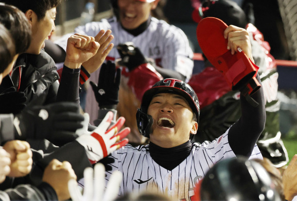 2023 KBO 프로야구 포스트시즌 LG트윈스와 kt위즈의 한국시리즈 5차전 경기가 13일 오후 서울 잠실야구장에서 열렸다. 5회말 무사 2,3루 김현수의 2타점 적시타 때 홈인한 박해민이 동료들의 축하를 받으며 환호하고 있다. 잠실=김민규 기자