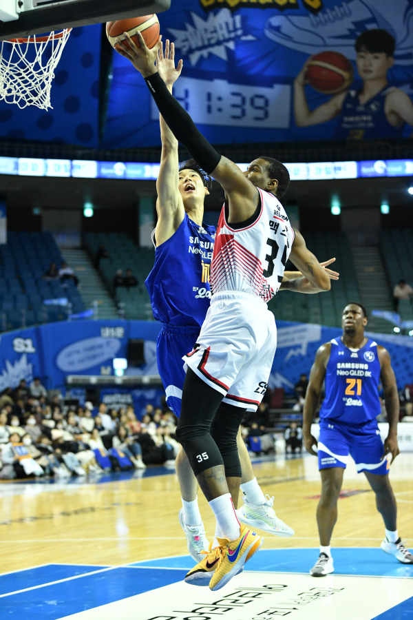 정관장 맥스웰이 상대 선수의 슛을 블록하는 모습. 사진=KBL