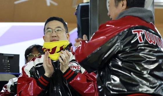 (서울=뉴스1) 김성진 기자 = 구광모 LG그룹 회장이 13일 오후 서울 송파구 잠실야구장에서 열린 프로야구 '2023 신한은행 SOL KBO 포스트시즌' 한국시리즈 5차전 LG 트윈스와 kt 위즈의 경기에서 6대2로 승리하며 우승을 차지한 LG 선수들에게 박수를 보내고 있다. 2023.11.13/뉴스1