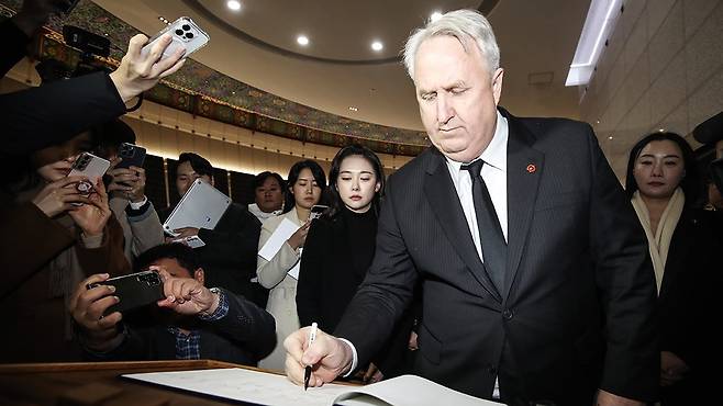 인요한 국민의힘 혁신위원장이 제주 4.3평화공원 위패봉안실에서 방명록을 작성하고 있다. 뉴스1