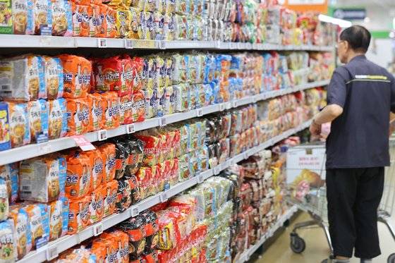 소비자가 서울 한 대형마트에서 라면을 고르고 있다. 연합뉴스