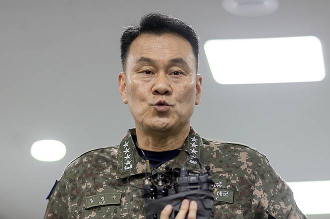 김명수 합동참모본부의장 후보자가 지난 1일 청문회 준비 사무실이 마련된 서울 국방부 별관으로 들어서며 취재진 질문에 답하고 있다. 연합뉴스