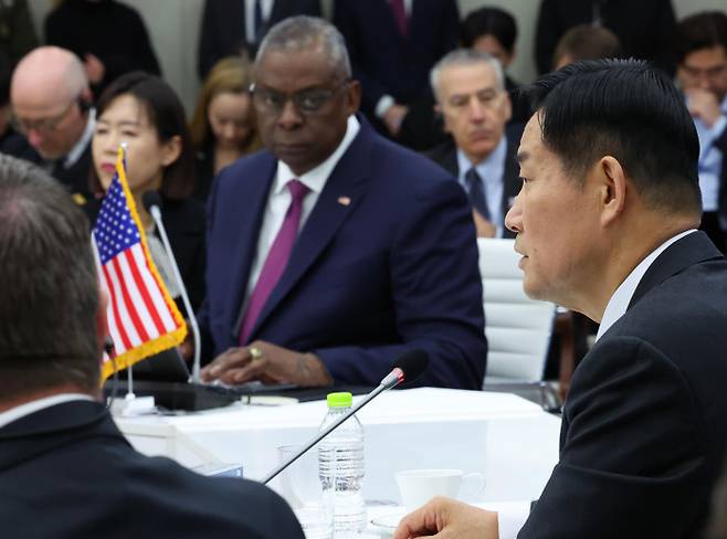 한·유엔사 국방장관회의 환영사 하는 신원식 장관 신원식 국방부 장관(오른쪽)이 14일 오전 서울 용산구 국방부에서 열린 한·유엔사 회원국 국방장관회의에서 환영사를 하고 있다. 사진공동취재단