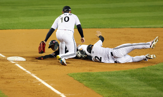 Moon Bo-gyeong of the LG Twins tags out Bae Jung-dae of the KT Wiz to complete a triple play in the second inning of the opening game of the 2023 Korean Series on Tuesday.  [NEWS1]