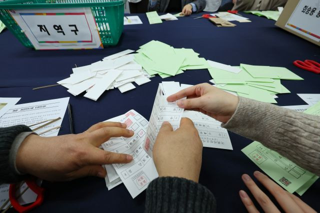 중앙선거관리위원회 관계자들이 지난 13일 오후 서울 종로구 서울특별시 선거관리위원회에서 열린 제22대 국회의원 선거 모의 개표에서 투표용지를 분류하는 모습. 연합뉴스