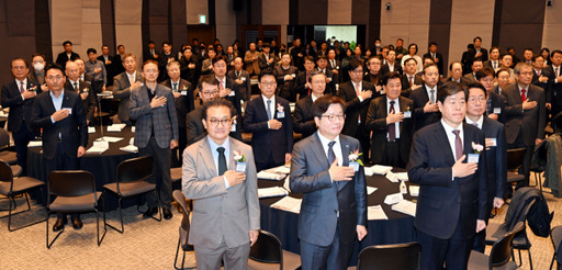 13일 한국프레스센터 국제회의장에서 열린 종합경제매체 한양경제 창간행사에 각계 인사들이 대거 참석한 가운데 국민의례를 하고 있다. 경기일보 제공