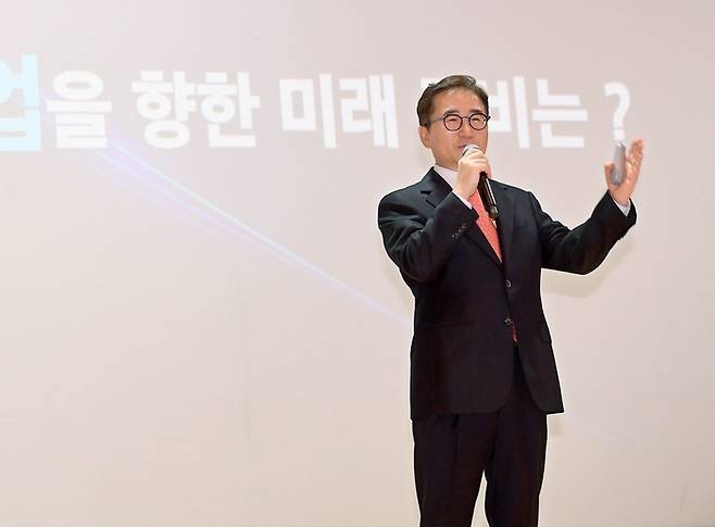 경기 수원시 삼성전기 수원사업장에서 열린 제50주년 창립기념식에서 장덕현 삼성전기 사장이 기념사를 하고 있다. <연합뉴스>