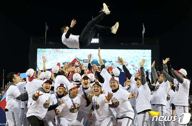 13일 오후 서울 송파구 잠실야구장에서 열린 프로야구 '2023 신한은행 SOL KBO 포스트시즌' 한국시리즈 5차전 LG 트윈스와 kt 위즈의 경기에서 LG 트윈스가 6대2로 승리하며 우승을 차지했다. 구광모 LG 회장이 선수들에게 헹가래를 받고 있다. /사진=뉴스1