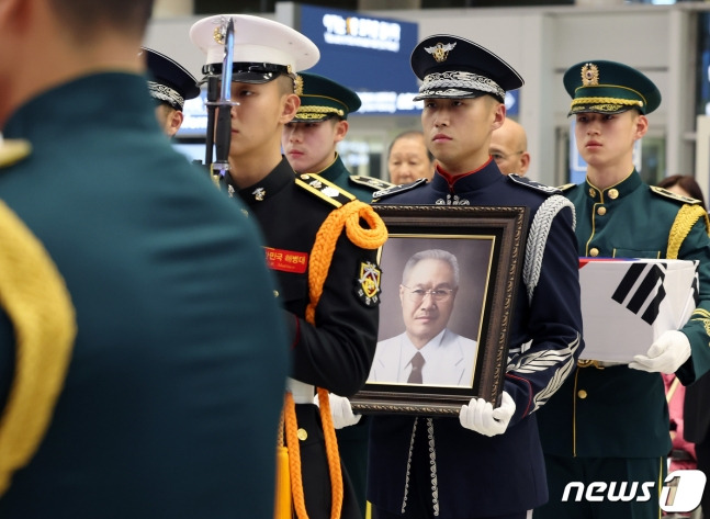 14일 오후 인천국제공항 제2여객터미널에서 일제강점기 당시 미국 하와이에서 독립운동을 전개하다 현지에서 별세한 독립유공자 고(故) 정두옥 지사의 유해 봉환식이 거행되고 있다./사진=뉴스1