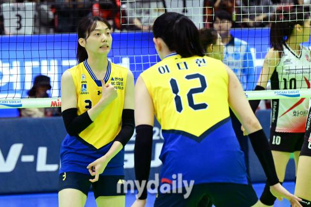 경기 중 동료들에게 사인을 보내는 현대건설 김다인/ 한국배구연맹.