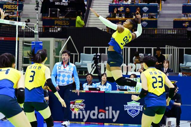 정관장과의 경기에서 29득점을 올린 모마가 공격을 시도하고 있다 / 한국배구연맹.