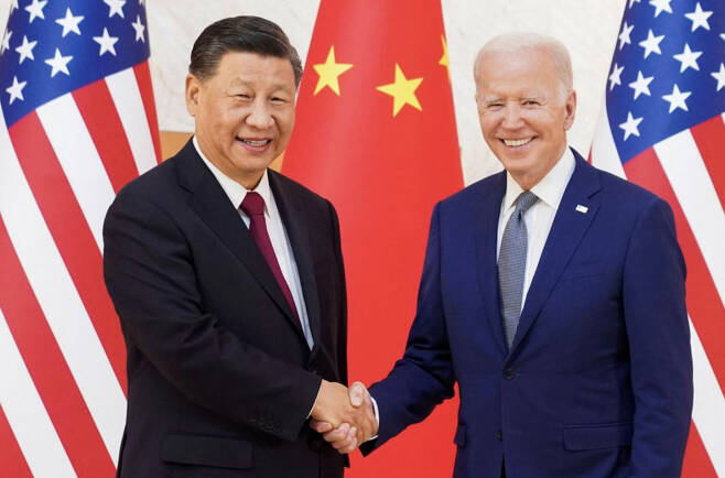 지난해 11월 조 바이든 미국 대통령과 시진핑 중국 국가주석이 인도네시아 발리에서 이뤄진 양국 정상회담을 앞두고 악수를 하며 활짝 웃고 있다. [로이터]