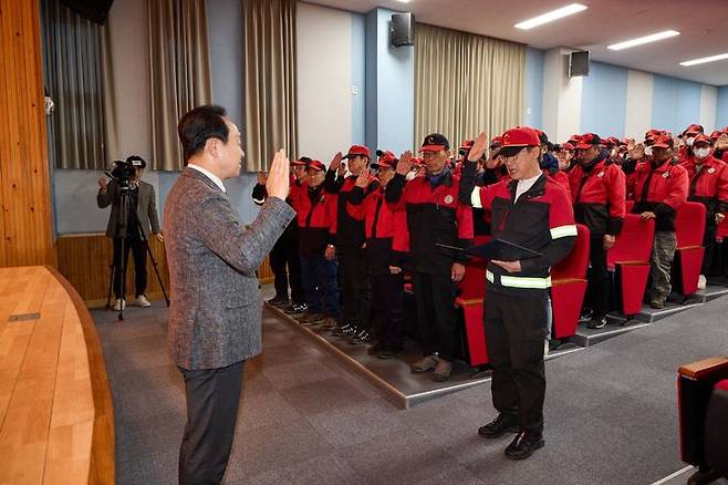 [통영=뉴시스] 신정철 기자= 통영시는 지난 13일 충무도서관 시청각실에서 '2023년 가을철 및 2024년 봄철 산불방지 기간'을 맞아 산불방지 인력 발대식을 개최했다.사진은 산불전문예방진화대원 등 130여명이 천영기 통영시장에게 '산불 없는 푸른 통영을 위한 우리들의 다짐'을 선서하고 있다.(사진=통영시 제공).2023.11.14. photo@newsis.com *재판매 및 DB 금지