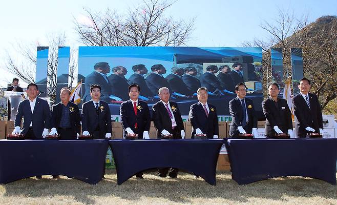 제54주년 경상남도농촌지도자대회 참석 내빈들이 탄소중립실천 결의 퍼포먼스를 하고 있다. (사진=밀양시 제공) *재판매 및 DB 금지