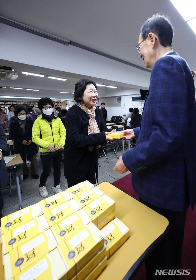 [서울=뉴시스] 홍효식 기자 = 14일 서울 마포구 일성여자중고등학교에서 2024학년도 대학수학능력시험(수능)에 응시하는 할머니들이 수능 격려 떡을 전달받고 있다. 2023.11.14. yesphoto@newsis.com