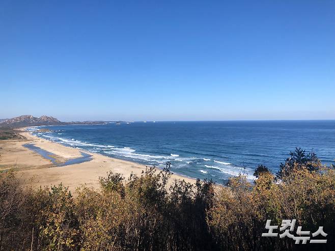 통일 전망대에서 바라본 북녘땅. 금강산과 해금강이 한눈에 들어온다. 류효림 인턴기자