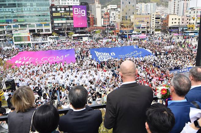 지난 4월 부산역에서 국제박람회기구 실사단을 맞이하는 대규모 환영 행사가 열렸다.  부산시 제공